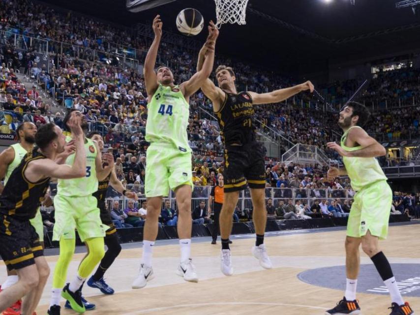 La disputa de balón entre el Barça de basket y la Laguna Tenerife en la Copa del Rey