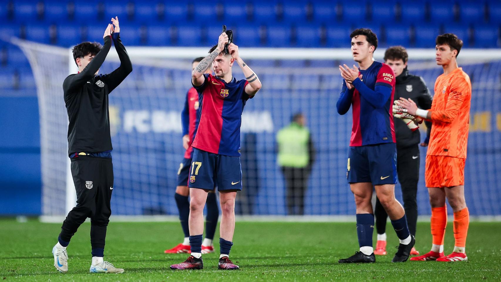 Los jugadores del Barça B aplauden el apoyo de la afición culé en casa