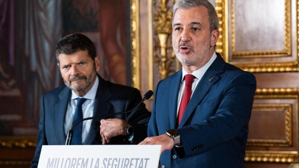 De izquierda a derecha: el teniente de alcalde de seguridad del Ayuntamiento de Barcelona, Albert Batlle, y el alcalde Jaume Collboni