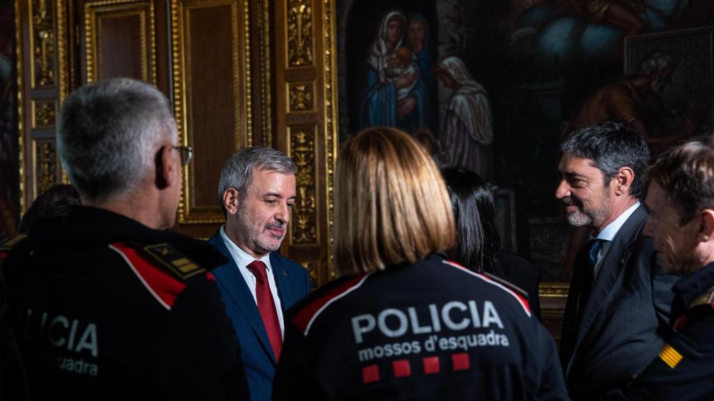El alcalde de Barcelona, Jaume Collboni, junto con el director general de la policía, Josep Lluís Trapero, entre otros responsable del cuerpo autonómico