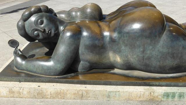 Mujer con espejo de Botero