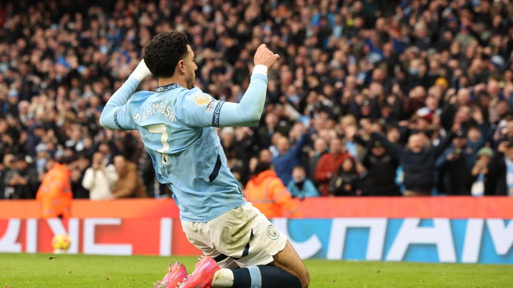 Omar Marmoush celebra su hat-trick contra el Newcastle en la Premier League