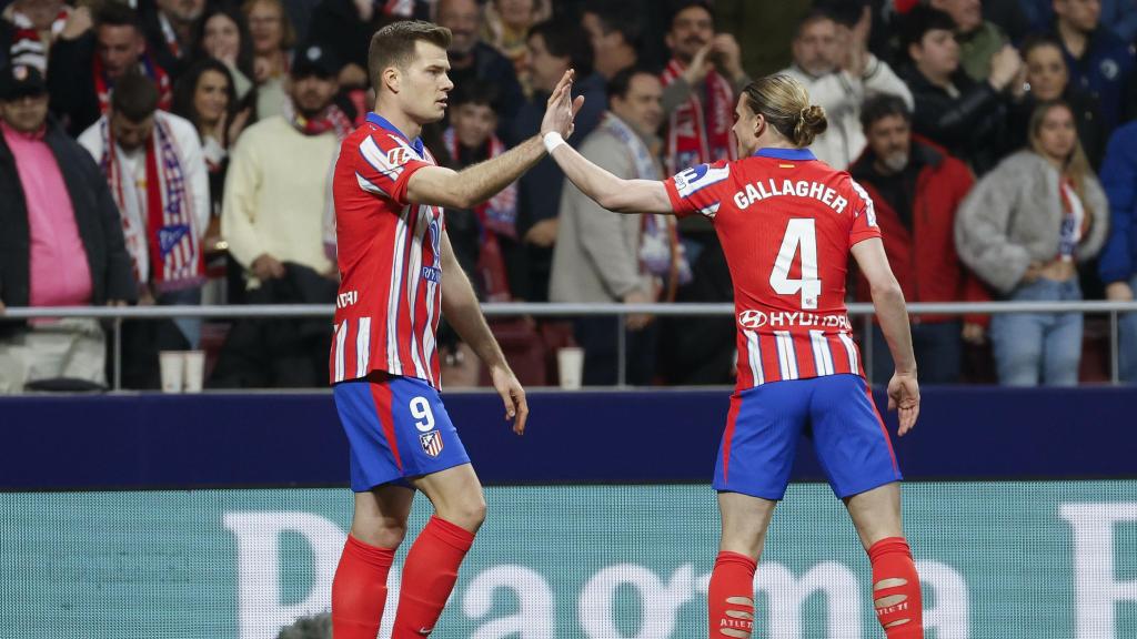 Conor Gallagher felicita por su gol a Alexander Sorloth