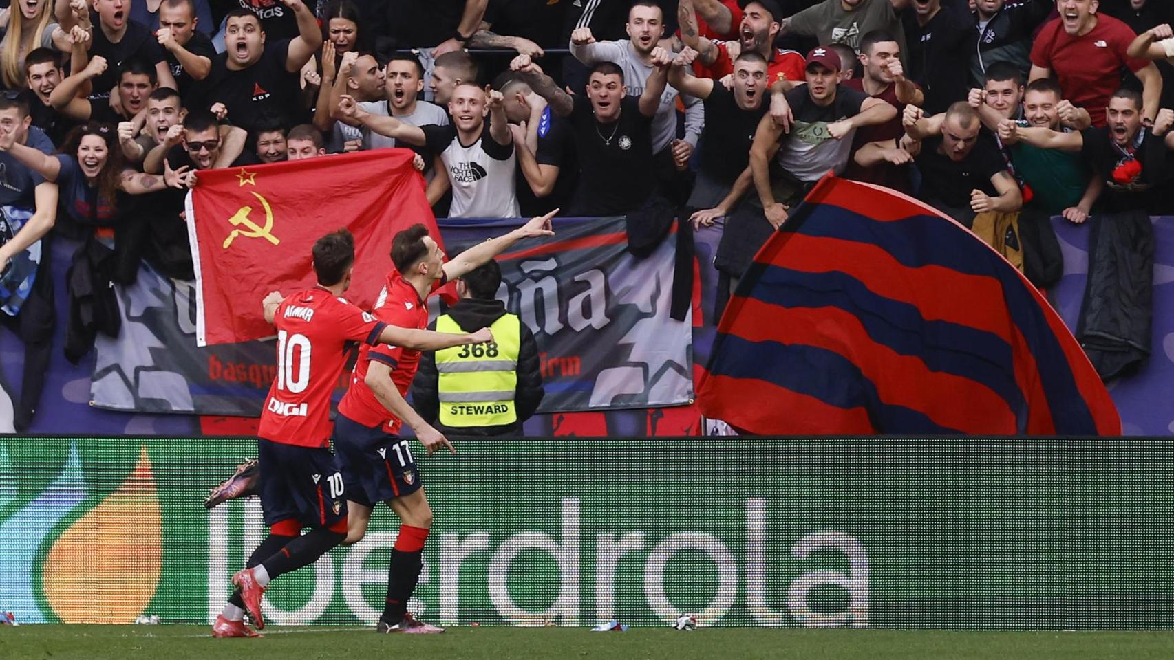 Los jugadores de Osasuna celebran el empate ante el Real Madrid