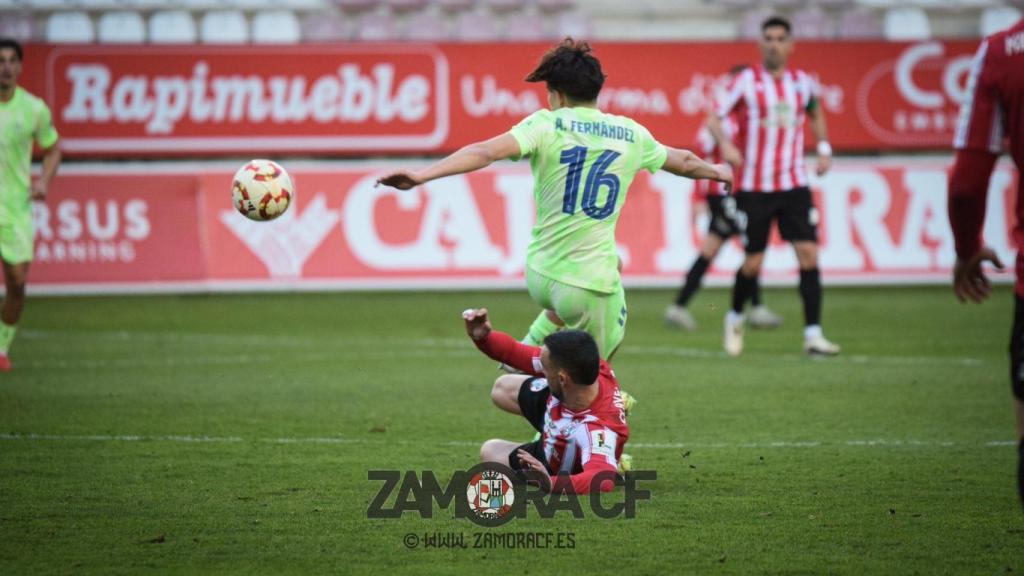Toni Fernández intenta superar la segada de un jugador del Zamora