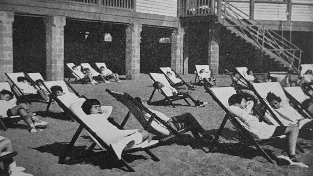 Alumnat de l'Escola del Mar a la Barceloneta