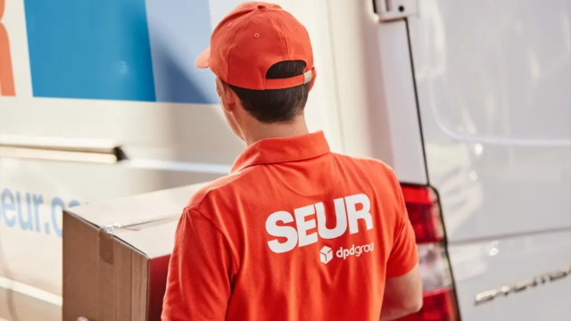 Un trabajador de Seur en una imagen de archivo