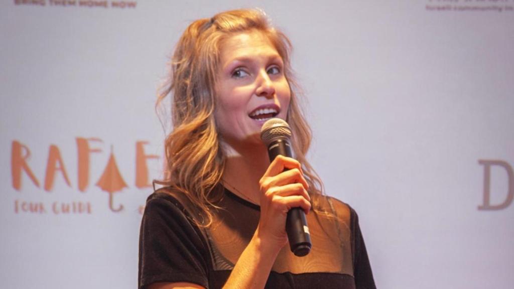 Noa Hadad s'adreça al públic en el festival Seret