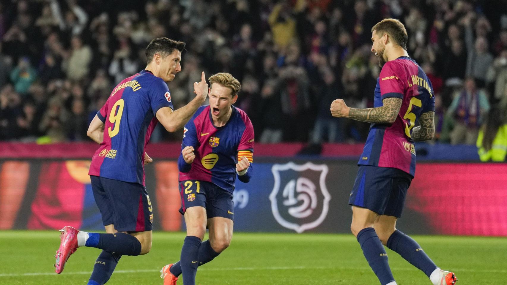 Robert Lewandowski celebra con Frenkie de Jong e Iñigo Martínez su gol al Rayo Vallecano