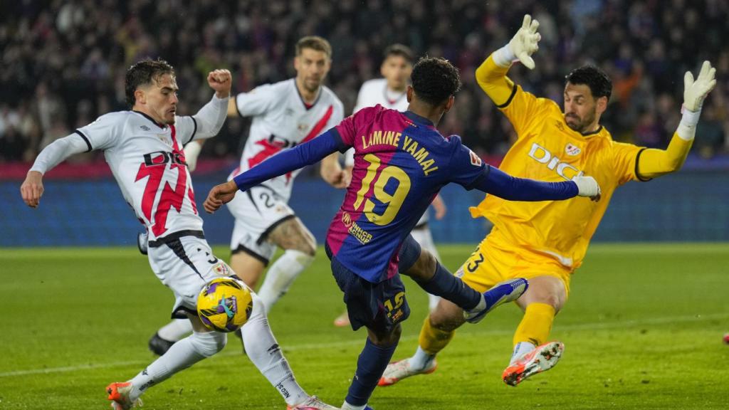 Lamine Yamal realiza un remate contra el portero Augusto Batalla en el Barça-Rayo