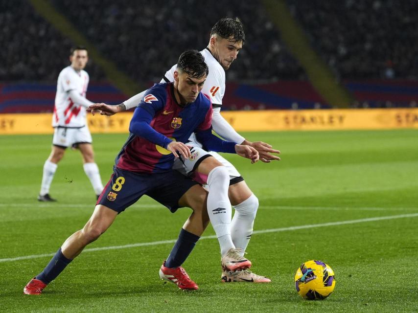 Pedi y Ratiu pugnan por el balón