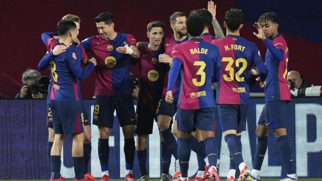 Los jugadores del Barça celebran el gol de Lewandowski al Rayo