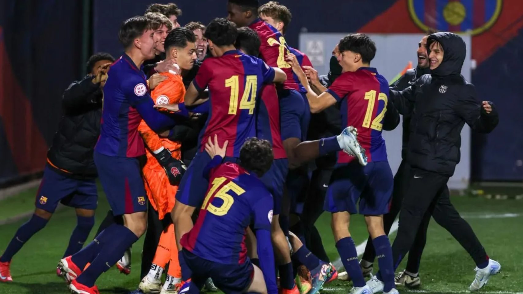 El Juvenil A del Barça celebra el pase a los cuartos de Copa del Rey tras el penalti marcado por Áron Yaakobishvili