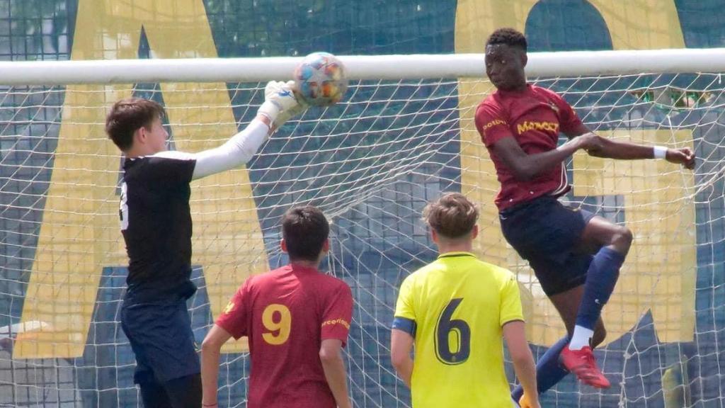 Hafiz Gariba intenta cabecear un balón en la Escuela Marcet