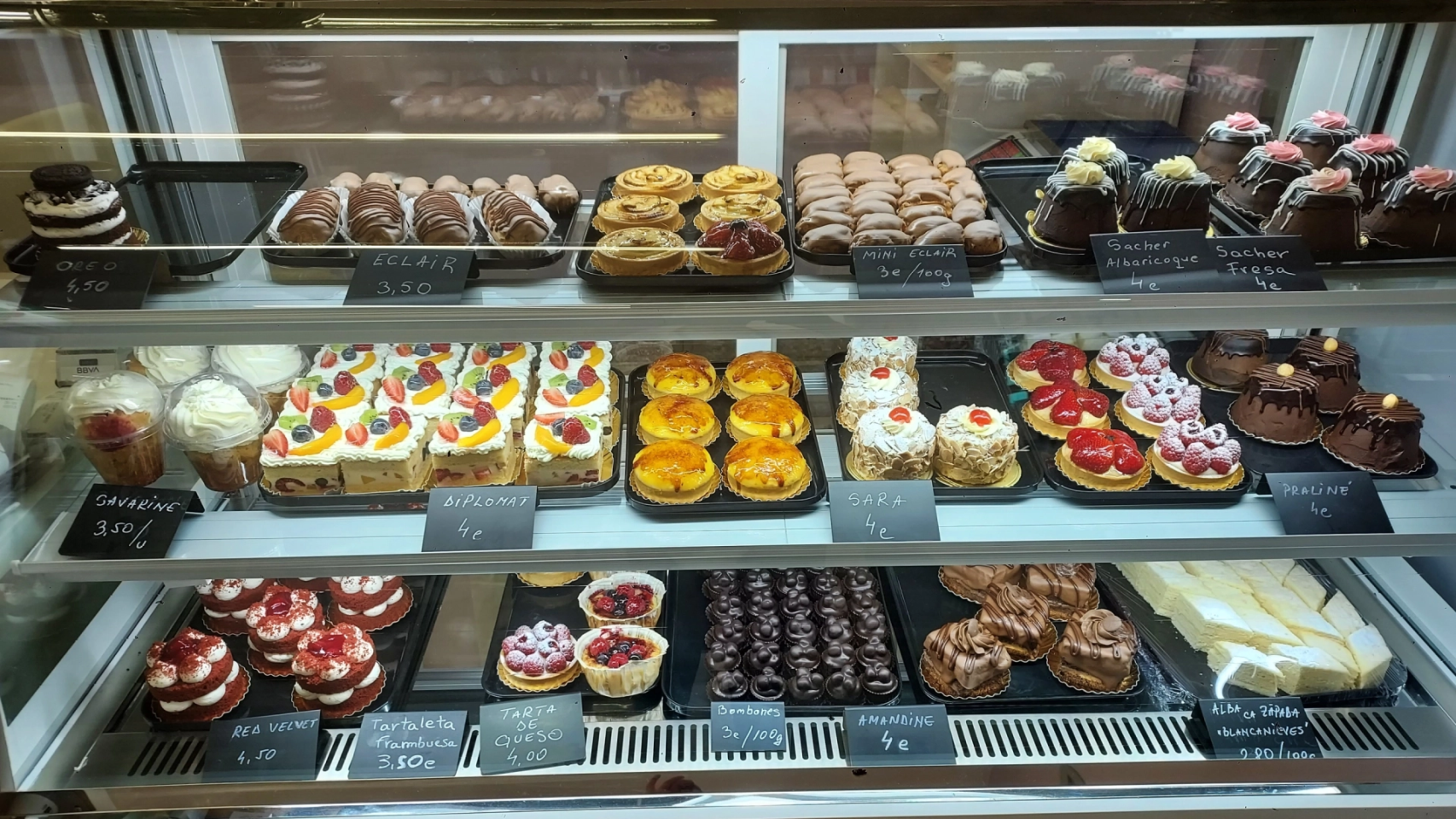 Vitrina de la pastelería Dulciurile Crengutei de Santa Coloma