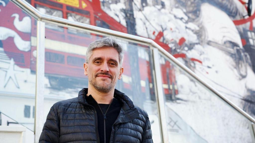 El director de la película El 47 , Marcel Barrena en un posado junto al mural