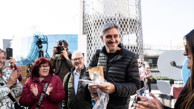 Marcel Barrena, director de la película El 47, durante la presentación del nuevo mural