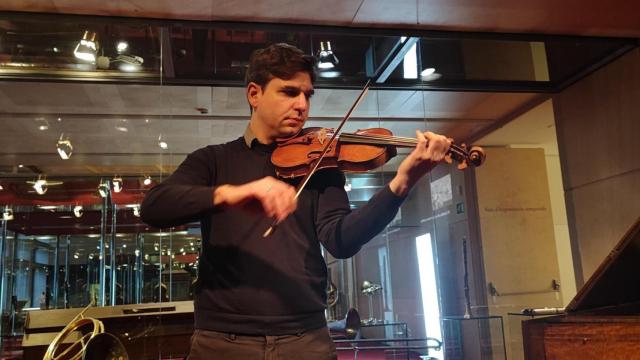 Vlad Stanculeasa, concertino de la OBC, tocando el violín Duclos recuperado