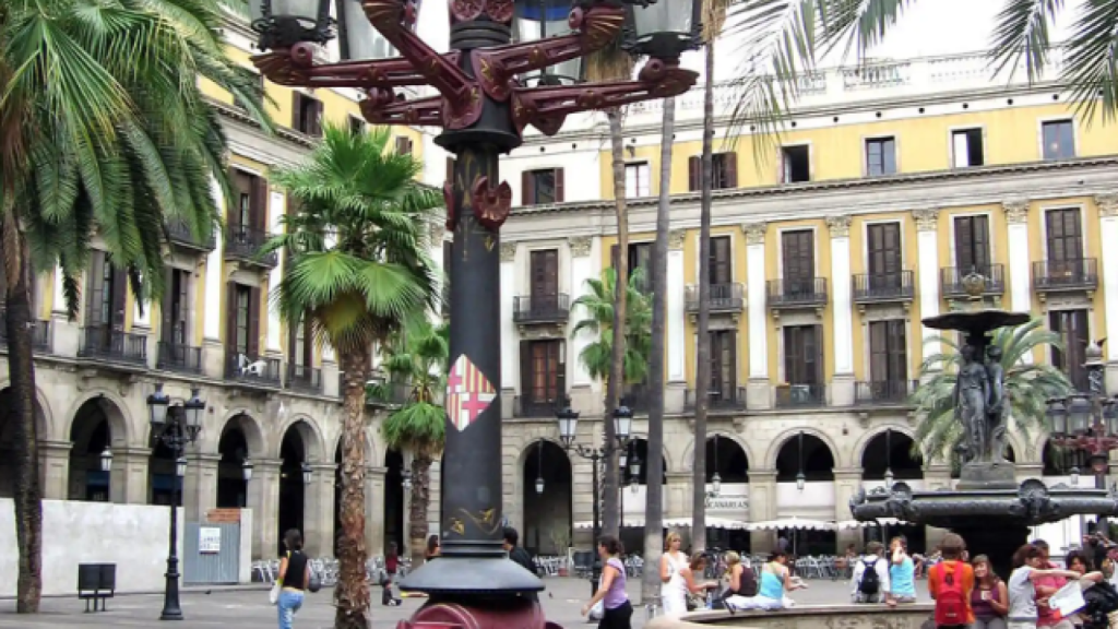 Farolas diseñadas por Antoni Gaudí en la plaza Reial de Barcelona, en el Gòtic