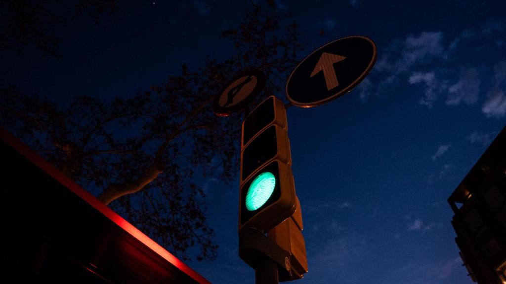 Semáforo en verde en una calle de Barcelona