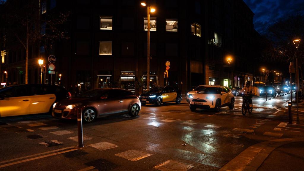 Coches circulando por una calle de Barcelona