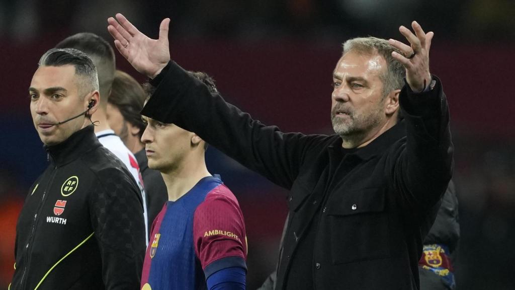 Hansi Flick protesta durante el triunfo del Barça sobre el Rayo en Liga