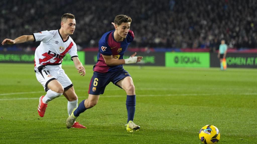 Gavi persigue el balón durante el Barça-Rayo