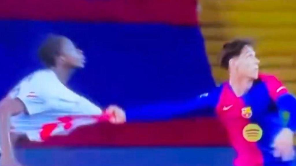 Héctor Fort, a punto de cometer penalti a favor del Rayo Vallecano