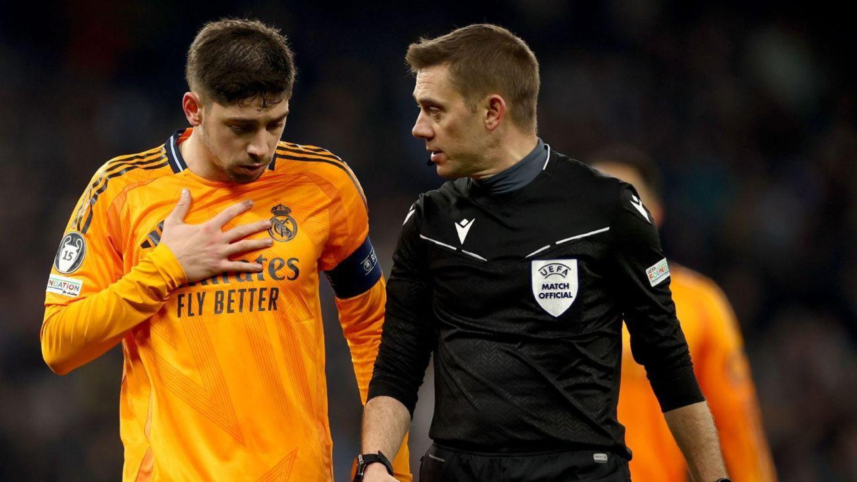 Fede Valverde, jugador del Real Madrid, habla con un árbitro