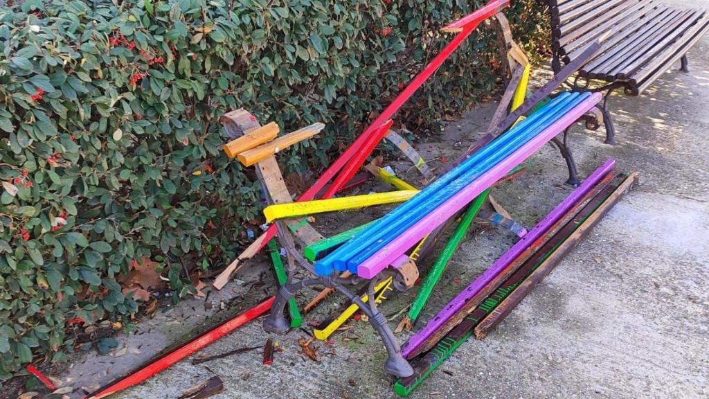 Destrozan un banco pintado con la bandera LGTBI en Viladecans