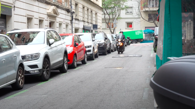 Una moto circulando por la calle Bisbe Sivilla de la Bonanova