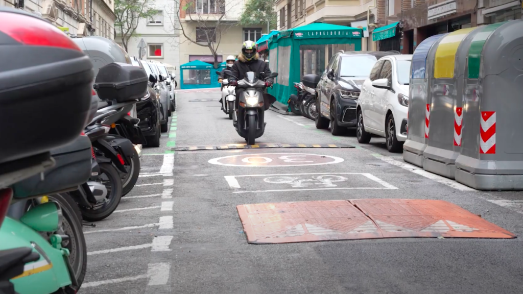 Dos motos circulando por el tramo con reductores de velocidad de la calle Bisbe Sivilla de la Bonanova.