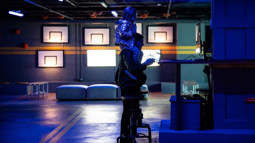 Una madre y su hija jugando a uno de los videojuegos desarrollados en el Alfa 5 XR de Poblenou