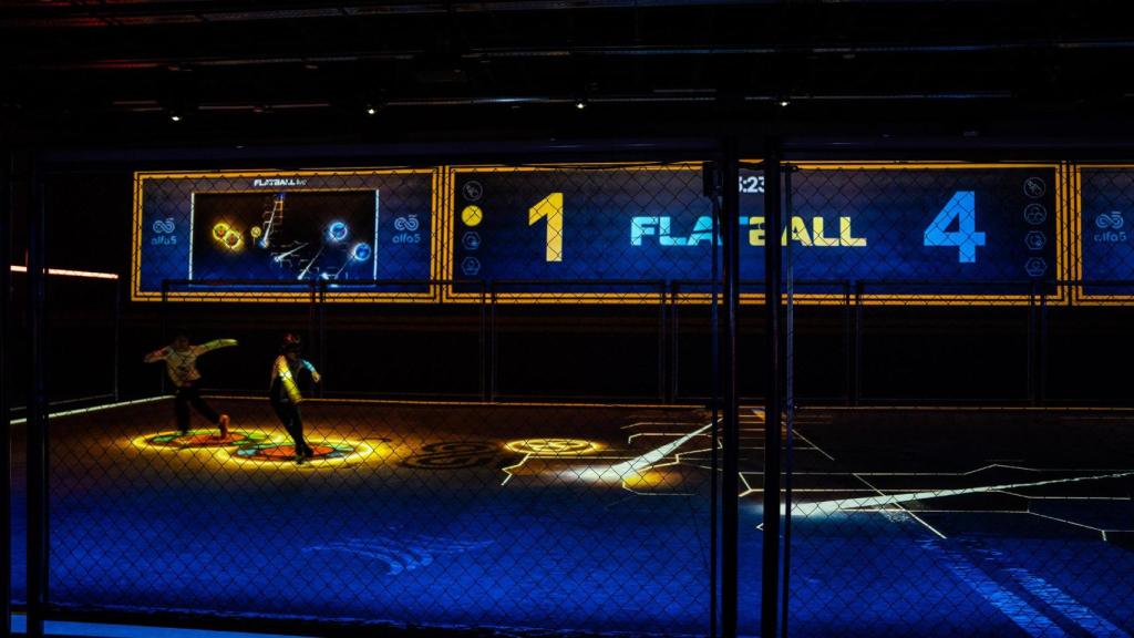 Un equipo jugando al Flat Ball en el Alfa 5 XR de Poblenou