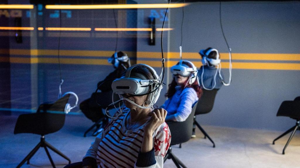 Un grupo de personas en la experiencia del eVRest en el Alfa 5 XR de Poblenou