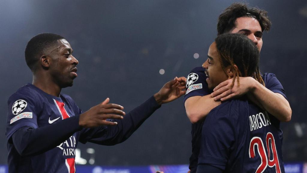 Los jugadores del PSG abrazan a Barcola por su gol anotado contra el Brest