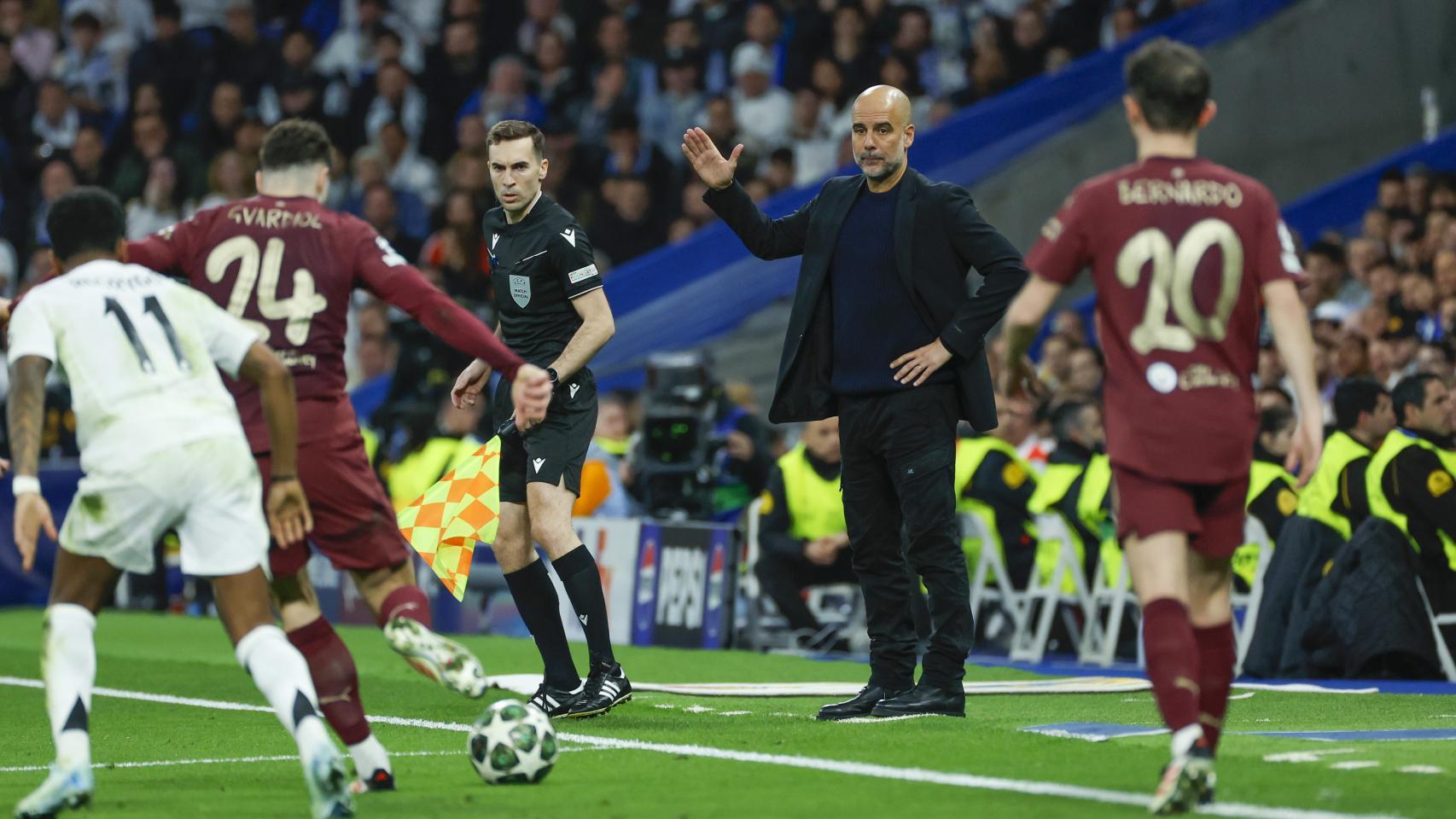 Pep Guardiola da indicaciones a los jugadores del City en el partido contra el Real Madrid