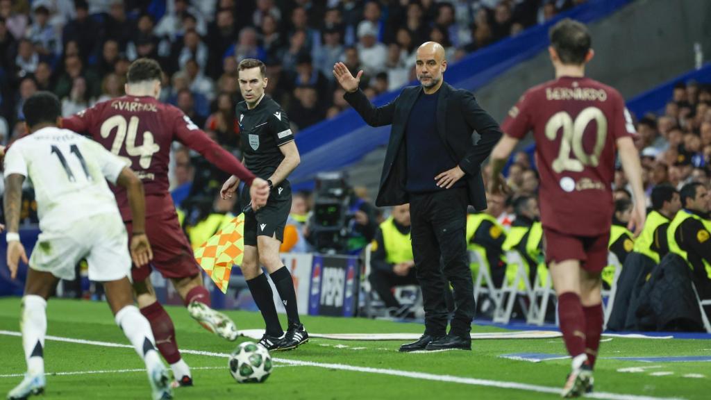 Pep Guardiola da indicaciones a los jugadores del City en el partido contra el Real Madrid