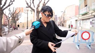 Una vecina de Molins de Rei observa el cartel de Carnaval de 2025