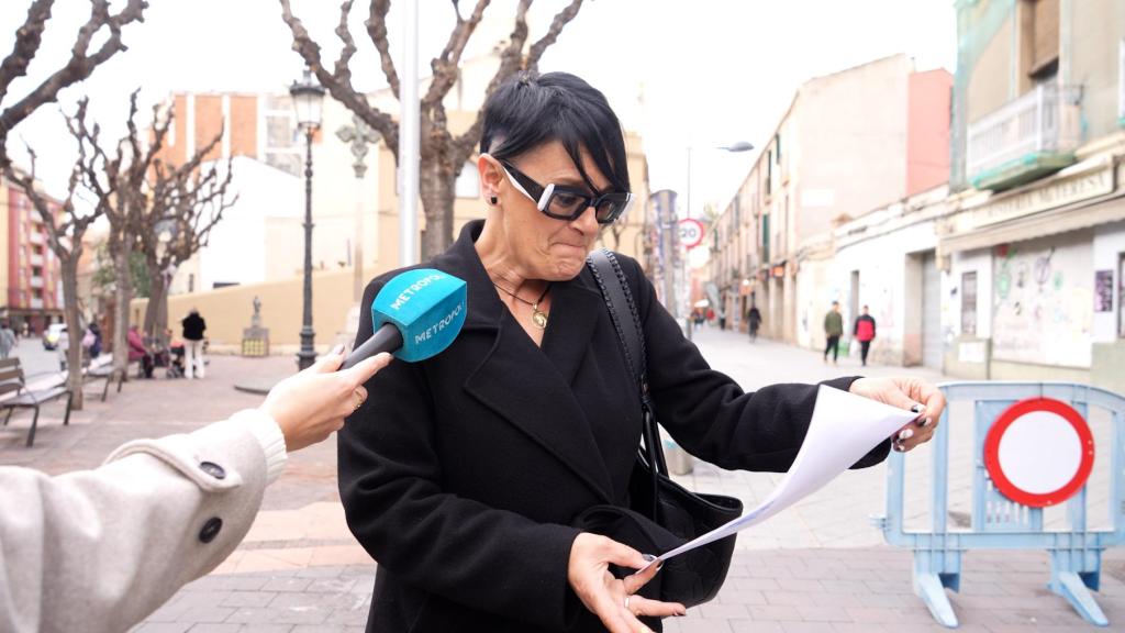 Una vecina de Molins de Rei observa el cartel de Carnaval de 2025