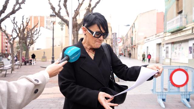 Una vecina de Molins de Rei observa el cartel de Carnaval de 2025