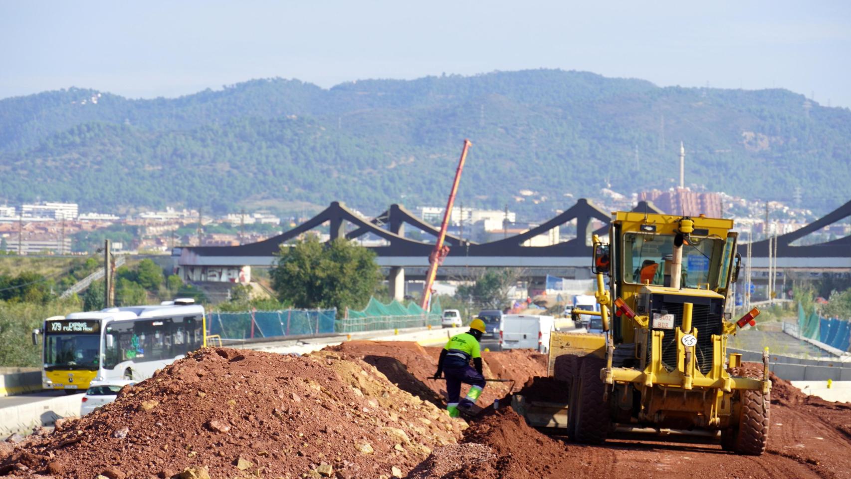 Obreros trabajando en la construcción de la autovía B-25 de Sant Boi de Llobregat.