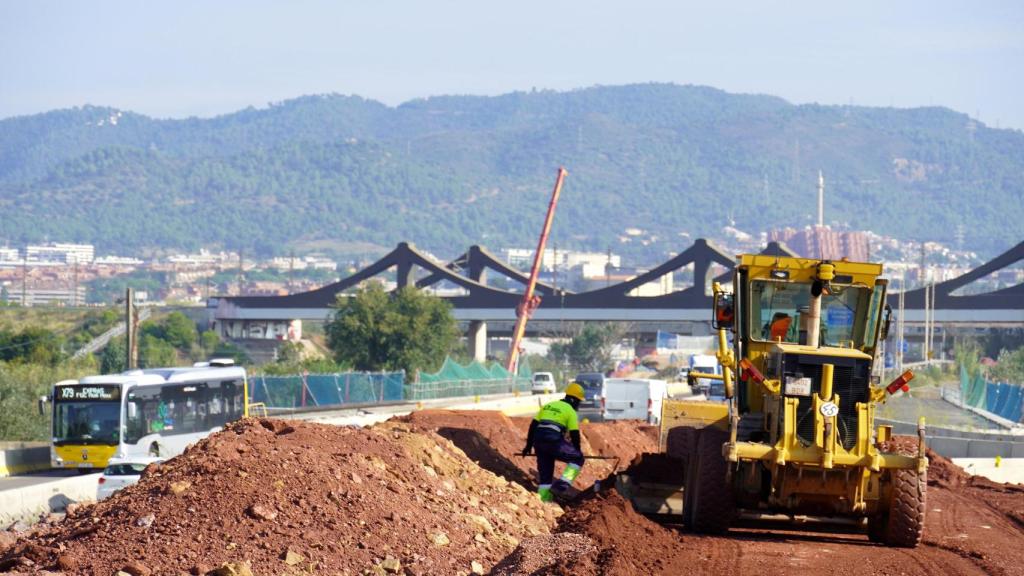 Obreros trabajando en la construcción de la autovía B-25 de Sant Boi de Llobregat.
