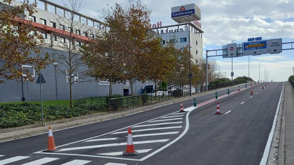 Els dos nous carrils del carrer Alacant de Sant Boi en funcionament.