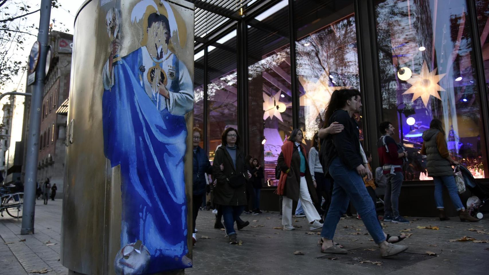 Archivo - Vista de la obra mural ‘San Lionel’ del artista urbano contemporáneo Tvboy destrozada, en el Paseo de Gracia con Diagonal