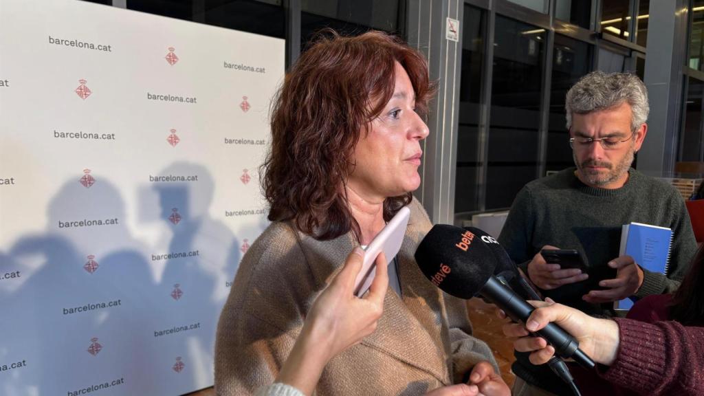 La primera teniente de alcaldía, Laia Bonet, atiende a los medios en el Ayuntamiento de Barcelona