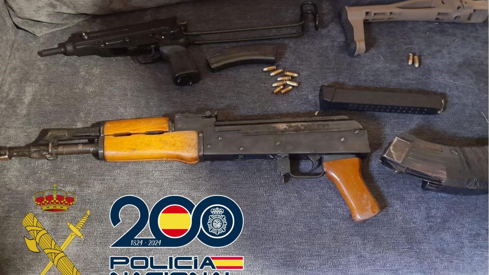 Algunas de las armas que se intervinieron en la finca sita en la provincia de Girona