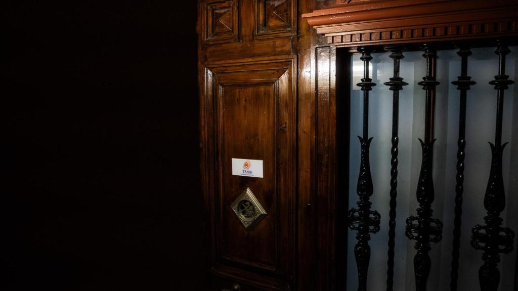 Porta d'entrada a la residència Tàber