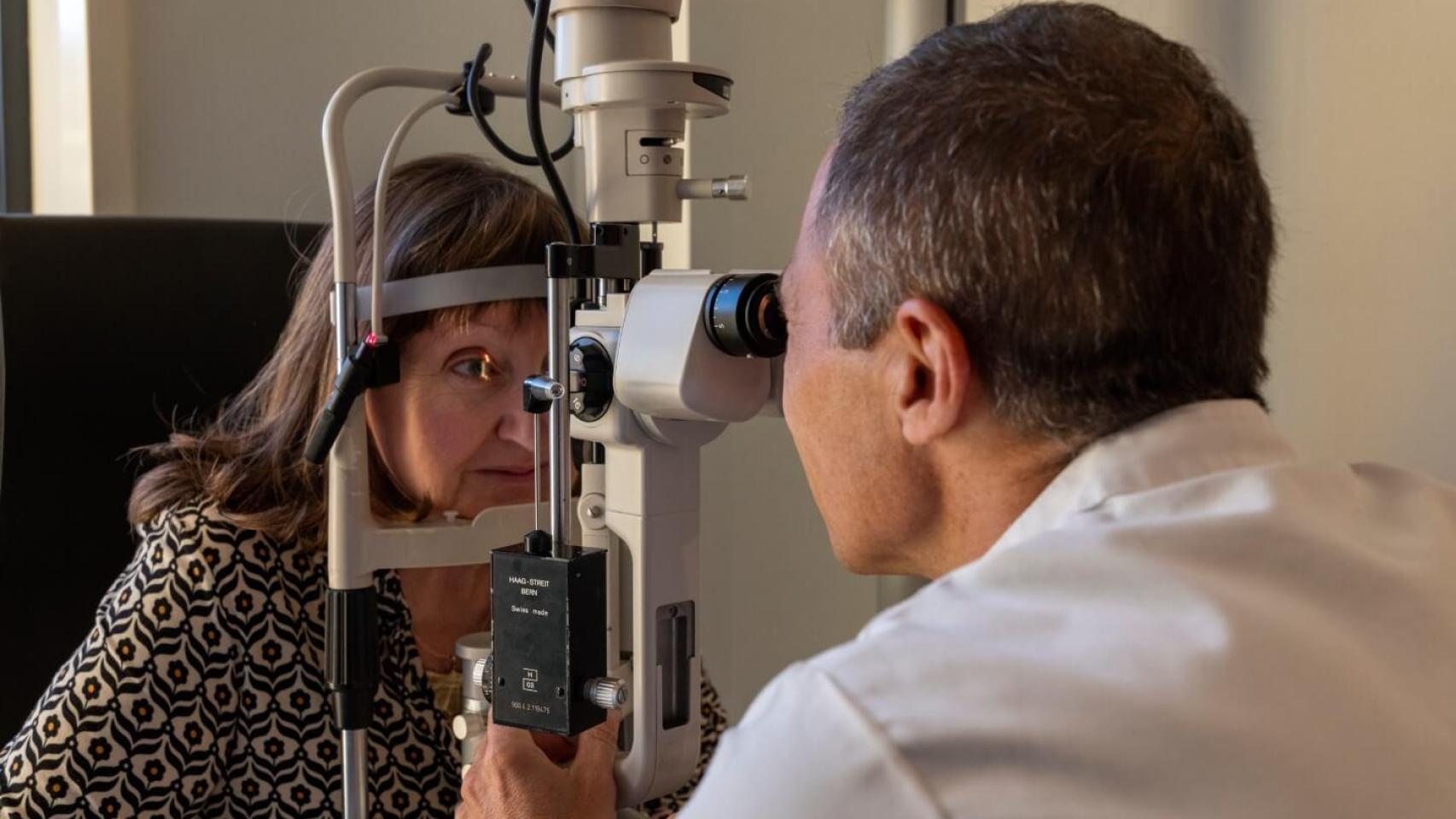 Un especialista revisa la vista de una paciente
