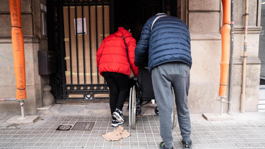 Un anciano entra a la Residencia Tàber de Barcelona